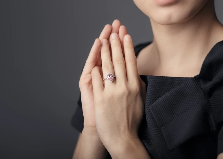 pierścionek zaręczynowy na palcu